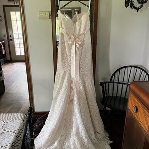 Elegant Lace Strapless Wedding Dress (NEW) any questions please let me know